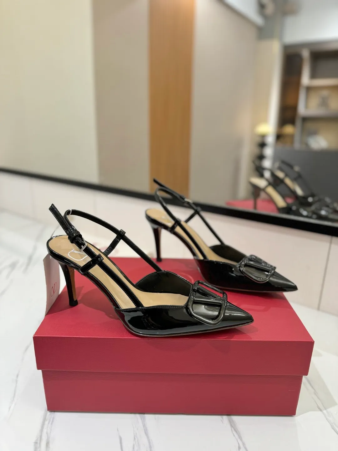💕💕Factory direct selling price p520💕💕 Valentino launches a new series of sandals, sandals with pointed toe V-buckle sandals. The upper part of the foot is very pedicure-like. The key point is that it is very good and easy to control. It does not grind or tire your feet. It is a walking artifact! Metal VLOGO diamond buckle elements, full of high-end sense! It became sweet instantly.  The avant-garde VLOGO SIGNATURE shoe series interprets VALENTINO GARAVANI's candid attitude. Valentino Garavani V logo back hollow sandals with VLogo Signature decoration, platinum tone VLogo Signature decoration! Upper: imported patent leather Lining: imported goatskin Outsole: Italian leather outsole Heel height: 8cm Size: 35-39 (34-40-41-42 customized size)
